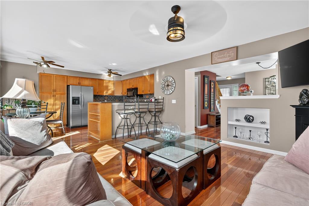 92 Baggs Crescent, Cambridge, ON - Indoor Photo Showing Living Room
