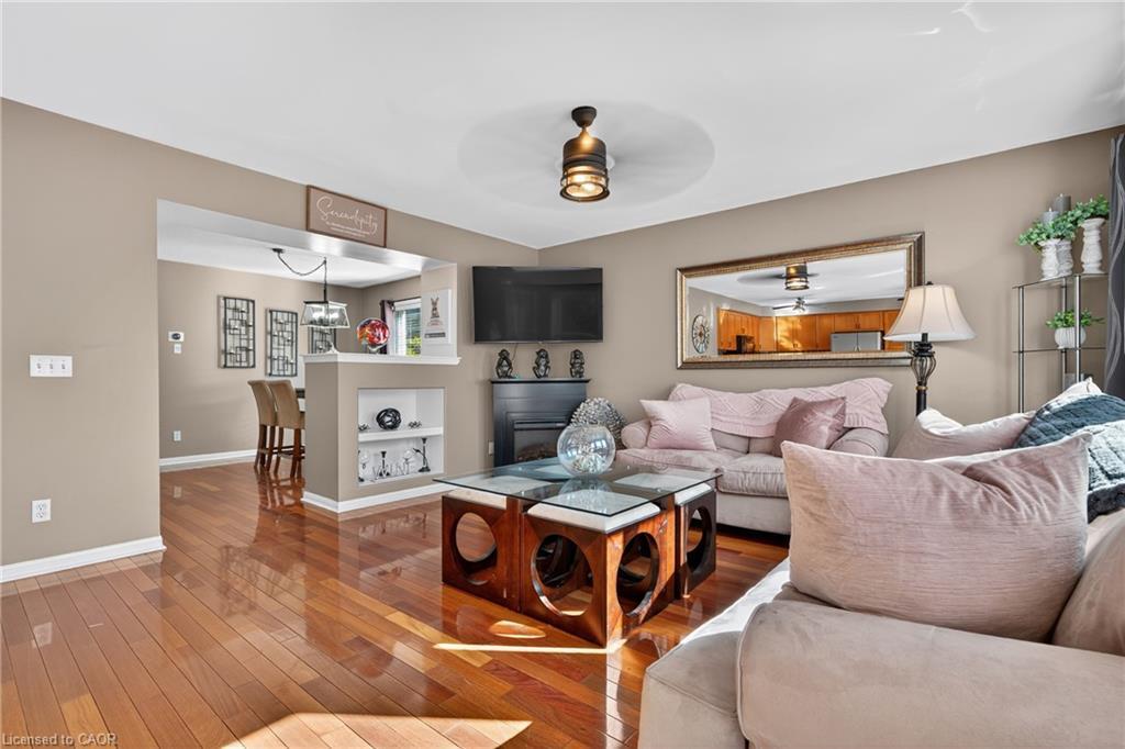 92 Baggs Crescent, Cambridge, ON - Indoor Photo Showing Living Room