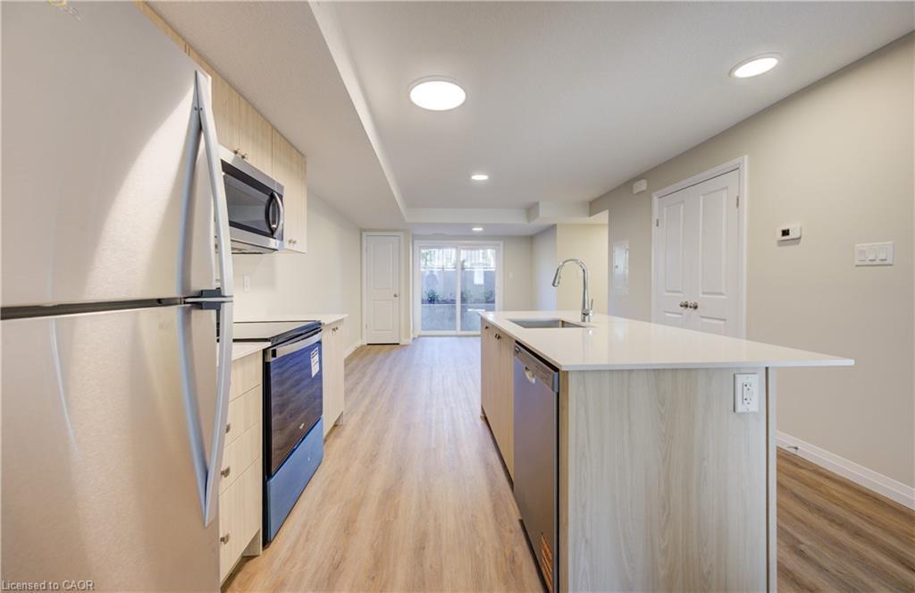 D8-410 Northfield Drive W, Waterloo, ON - Indoor Photo Showing Kitchen With Upgraded Kitchen