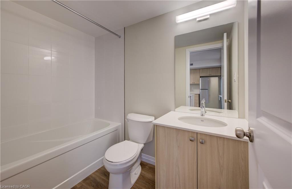 D8-410 Northfield Drive W, Waterloo, ON - Indoor Photo Showing Bathroom
