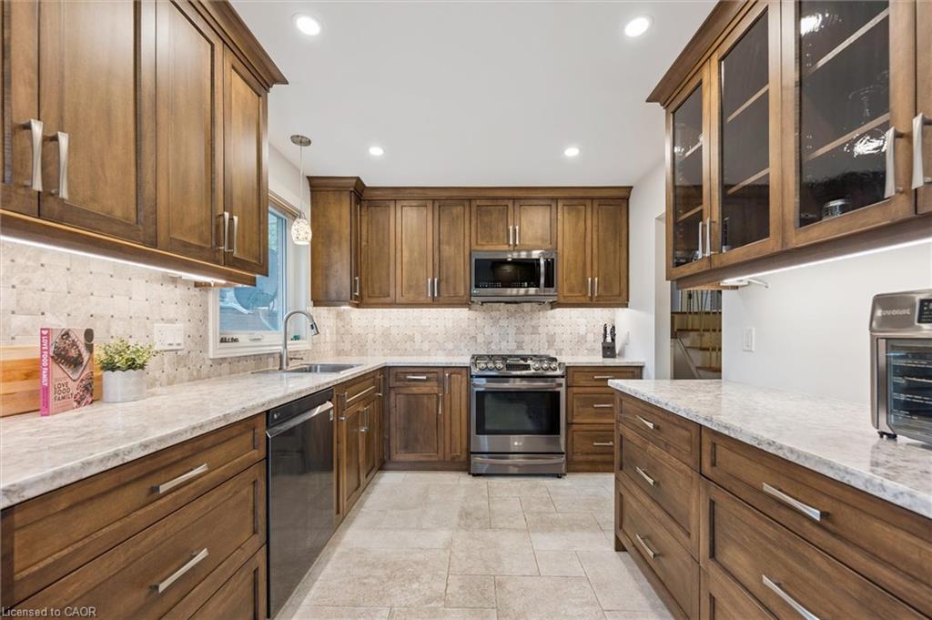 47 Argyle Drive, Guelph, ON - Indoor Photo Showing Kitchen With Stainless Steel Kitchen With Upgraded Kitchen