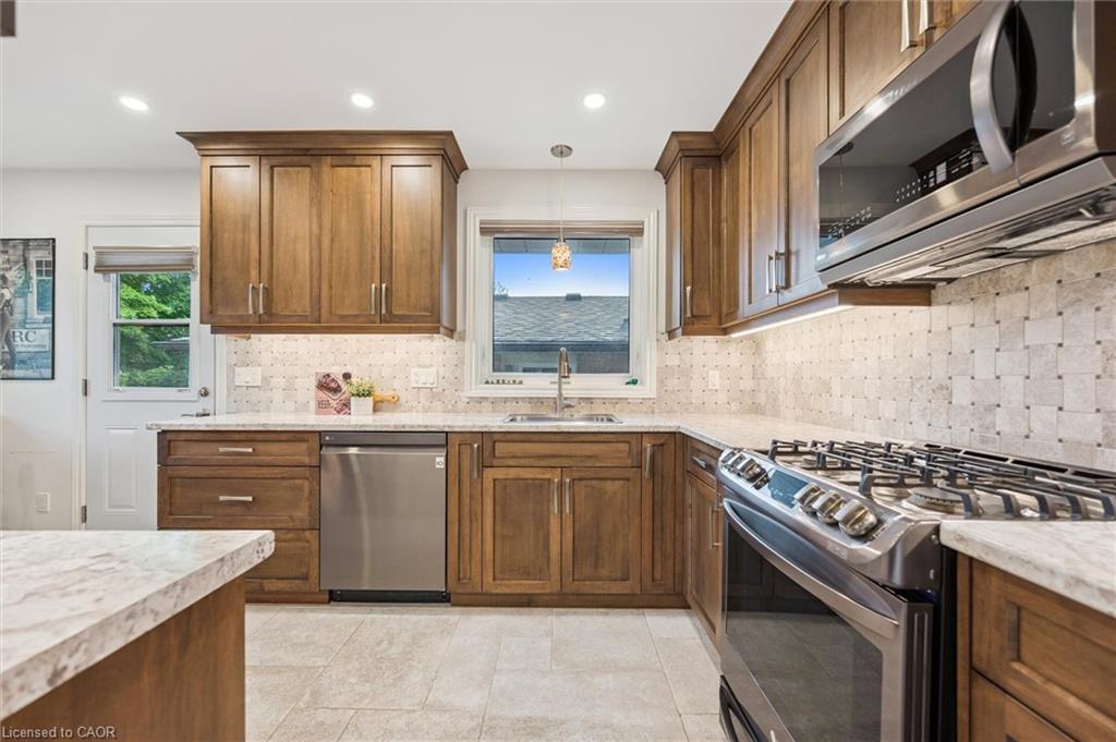 47 Argyle Drive, Guelph, ON - Indoor Photo Showing Kitchen With Stainless Steel Kitchen With Upgraded Kitchen
