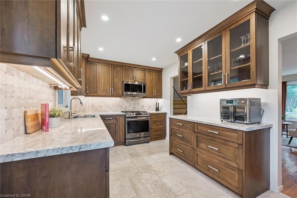 47 Argyle Drive, Guelph, ON - Indoor Photo Showing Kitchen With Upgraded Kitchen