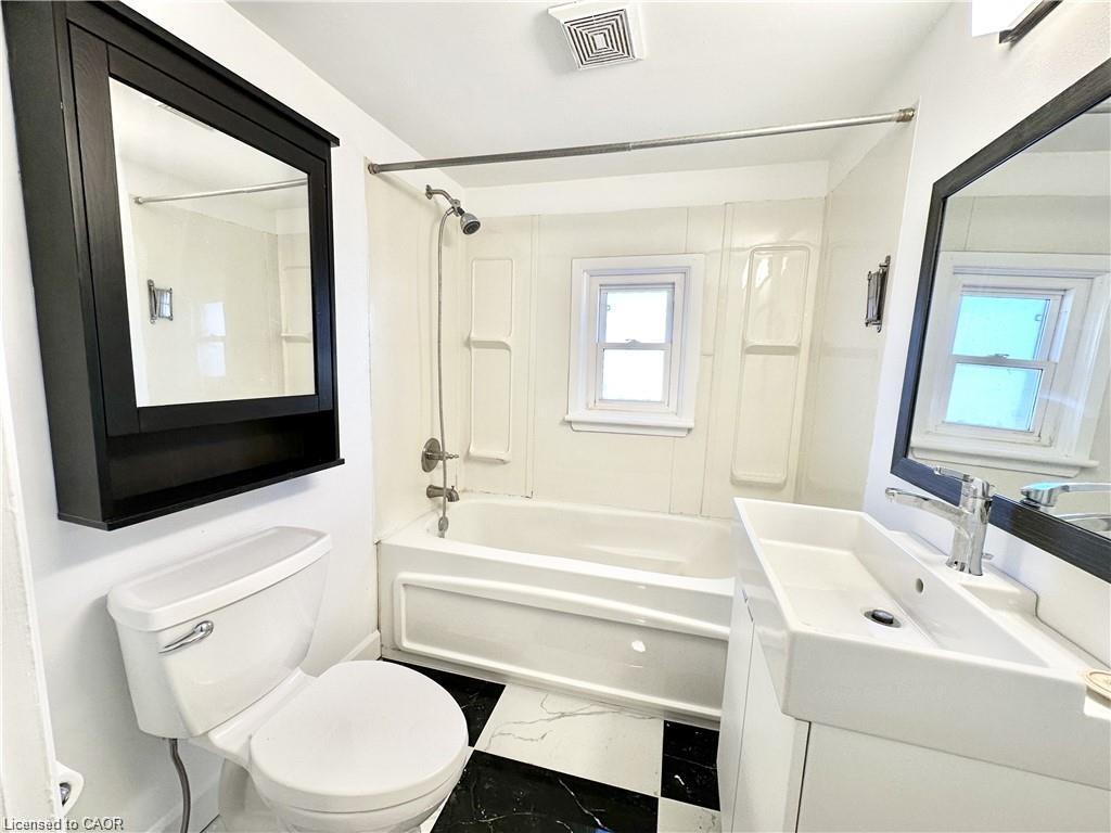 39 Beechwood Avenue, Hamilton, ON - Indoor Photo Showing Bathroom