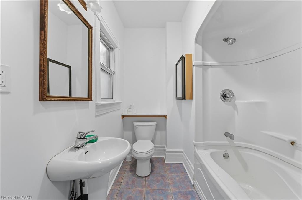 8 Tasker Street, St. Catharines, ON - Indoor Photo Showing Bathroom