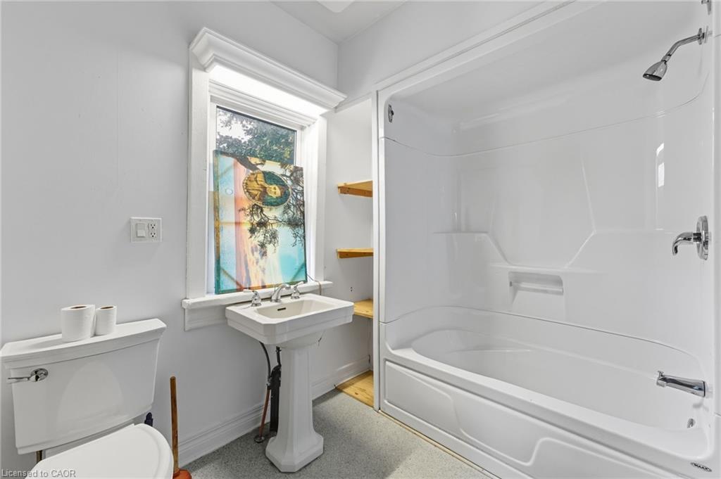 8 Tasker Street, St. Catharines, ON - Indoor Photo Showing Bathroom