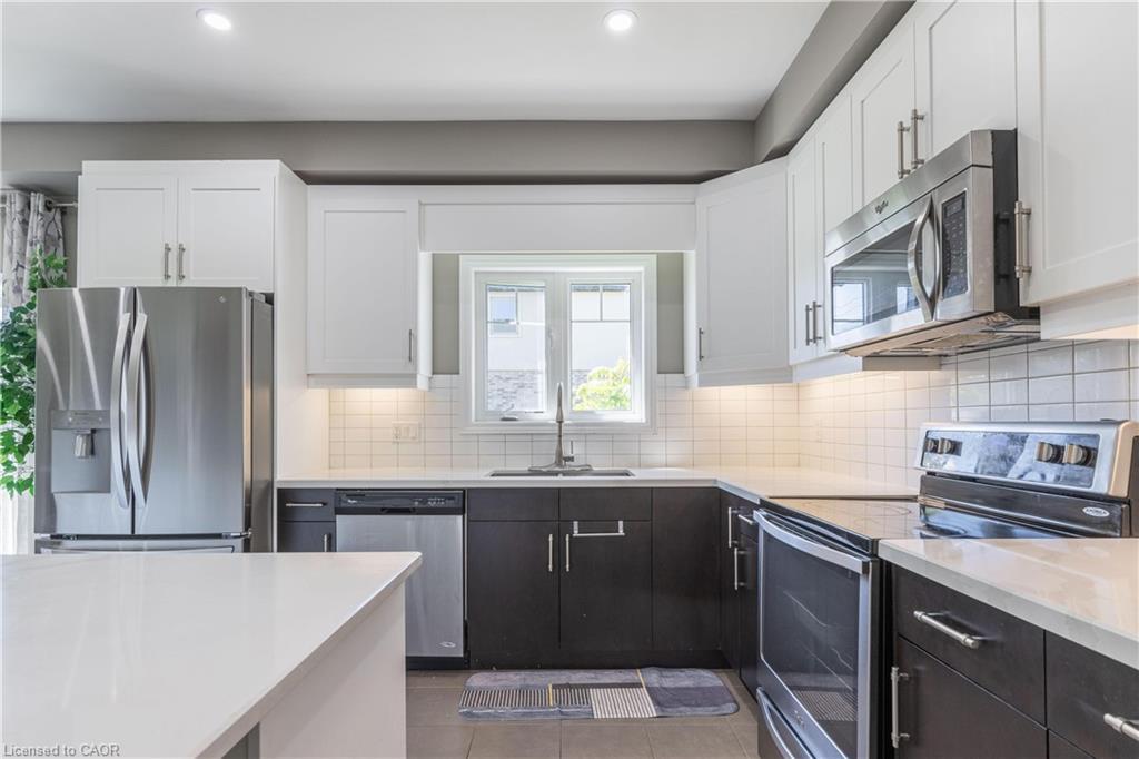 6212 Sam Iorfida Drive, Niagara Falls, ON - Indoor Photo Showing Kitchen With Upgraded Kitchen