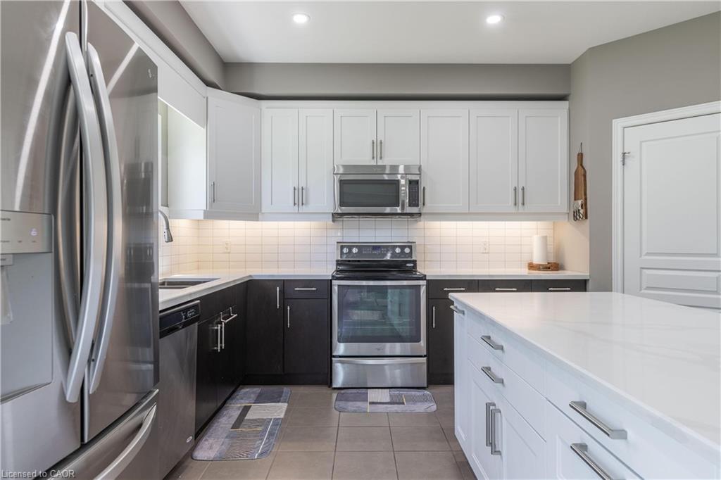 6212 Sam Iorfida Drive, Niagara Falls, ON - Indoor Photo Showing Kitchen