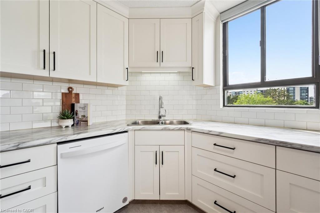 501-22 Marilyn Drive, Guelph, ON - Indoor Photo Showing Kitchen With Double Sink With Upgraded Kitchen