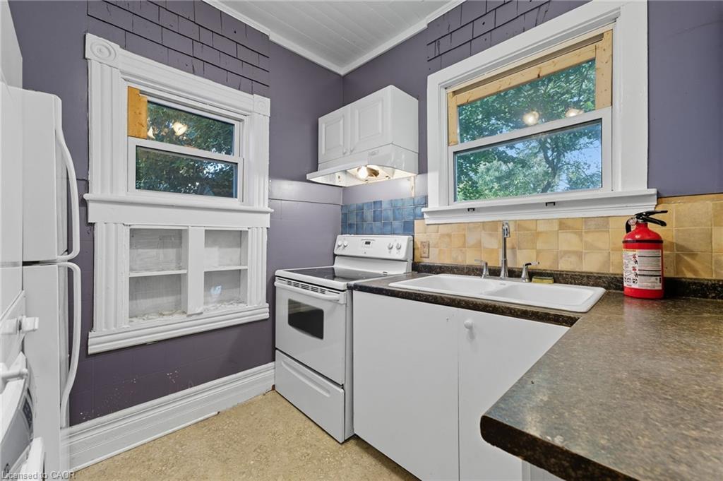 8 Tasker Street, St. Catharines, ON - Indoor Photo Showing Kitchen