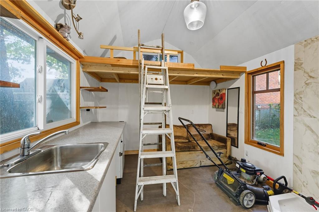 8 Tasker Street, St. Catharines, ON - Indoor