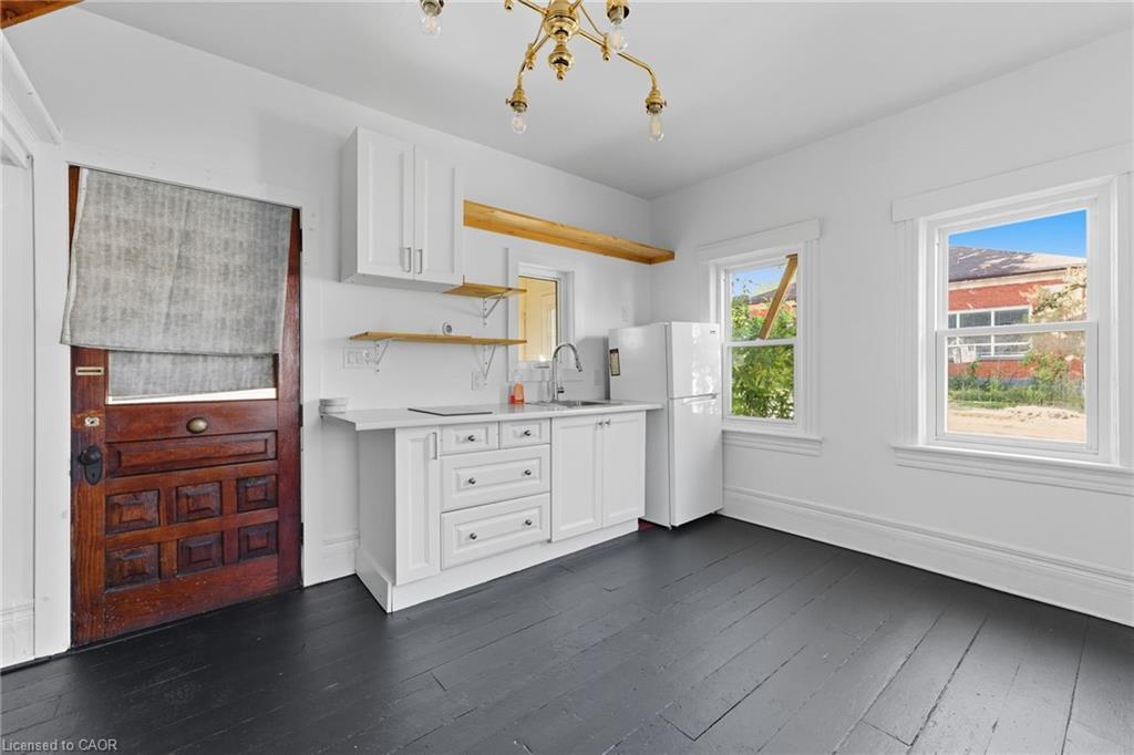 8 Tasker Street, St. Catharines, ON - Indoor Photo Showing Kitchen