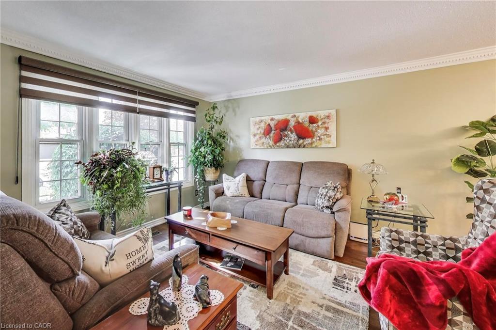 12 Kingsview Drive, Stoney Creek, ON - Indoor Photo Showing Living Room