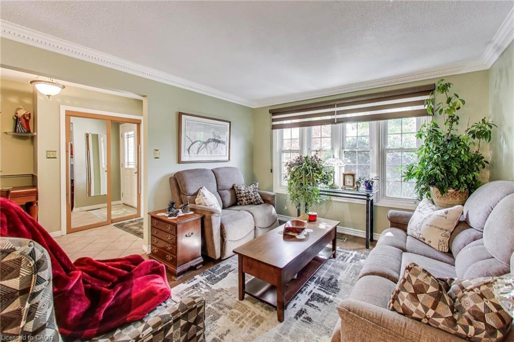 12 Kingsview Drive, Stoney Creek, ON - Indoor Photo Showing Living Room