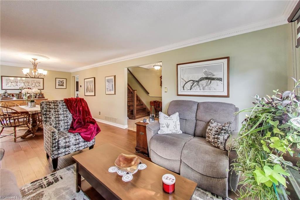 12 Kingsview Drive, Stoney Creek, ON - Indoor Photo Showing Living Room