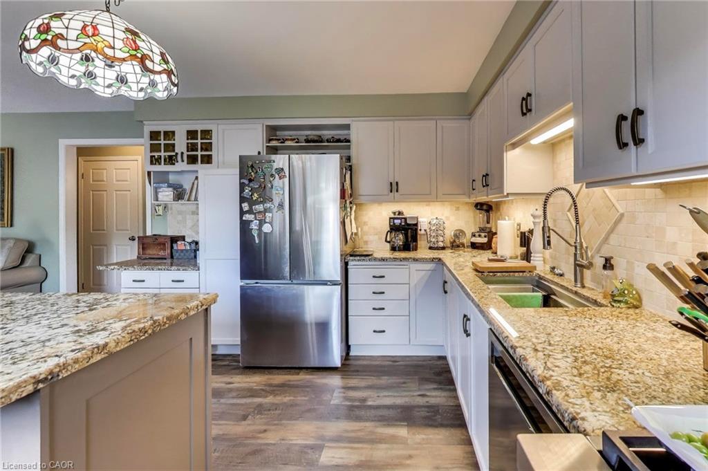 12 Kingsview Drive, Stoney Creek, ON - Indoor Photo Showing Kitchen With Upgraded Kitchen