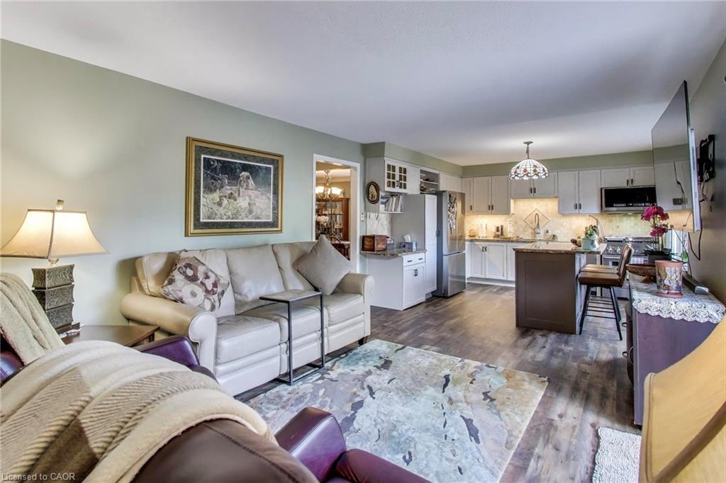 12 Kingsview Drive, Stoney Creek, ON - Indoor Photo Showing Living Room