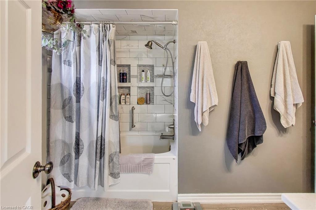 12 Kingsview Drive, Stoney Creek, ON - Indoor Photo Showing Bathroom