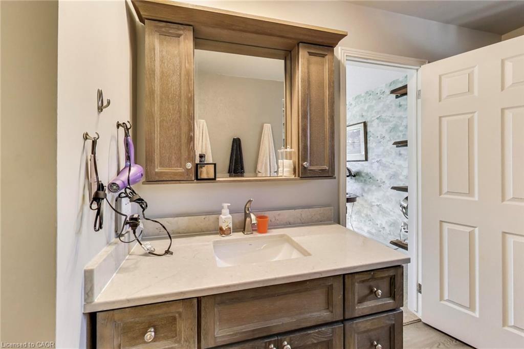 12 Kingsview Drive, Stoney Creek, ON - Indoor Photo Showing Bathroom