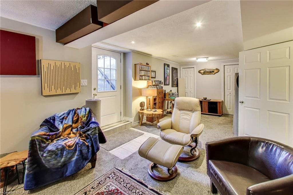 12 Kingsview Drive, Stoney Creek, ON - Indoor Photo Showing Living Room