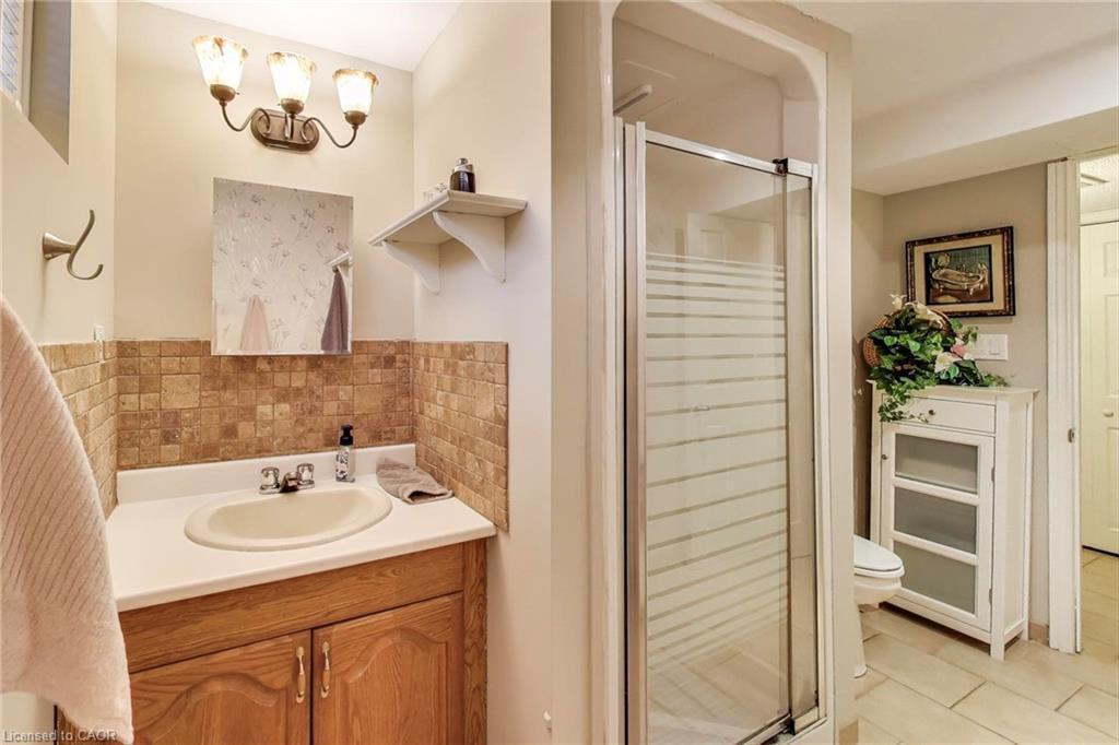 12 Kingsview Drive, Stoney Creek, ON - Indoor Photo Showing Bathroom