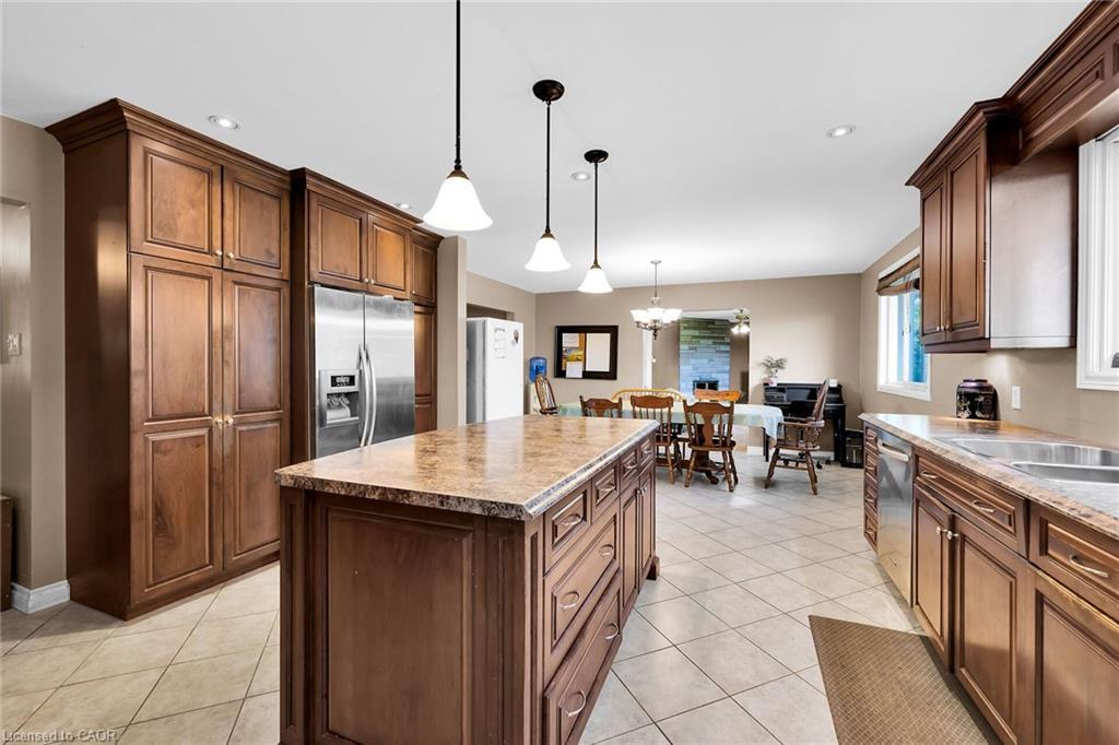 757 4Th Line, Caledonia, ON - Indoor Photo Showing Kitchen With Double Sink