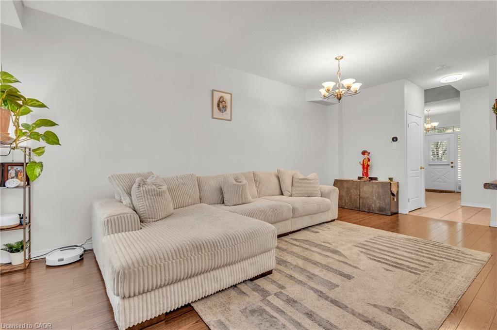 30-170 Dewitt Road, Hamilton, ON - Indoor Photo Showing Living Room