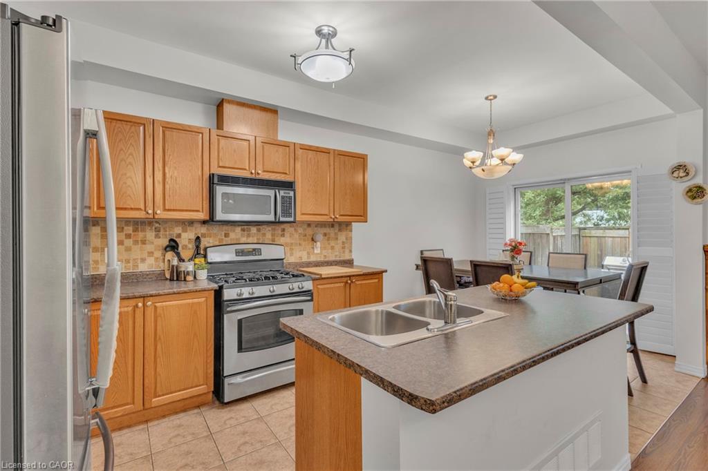 30-170 Dewitt Road, Hamilton, ON - Indoor Photo Showing Kitchen With Double Sink