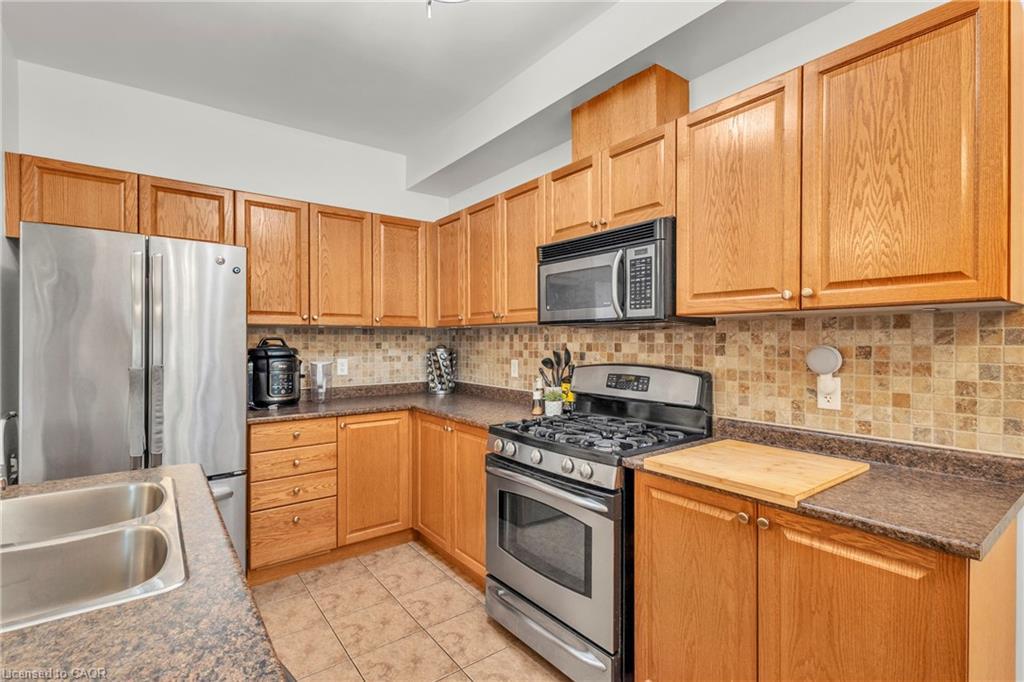30-170 Dewitt Road, Hamilton, ON - Indoor Photo Showing Kitchen With Double Sink