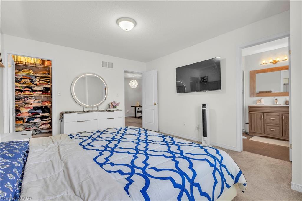 30-170 Dewitt Road, Hamilton, ON - Indoor Photo Showing Bedroom
