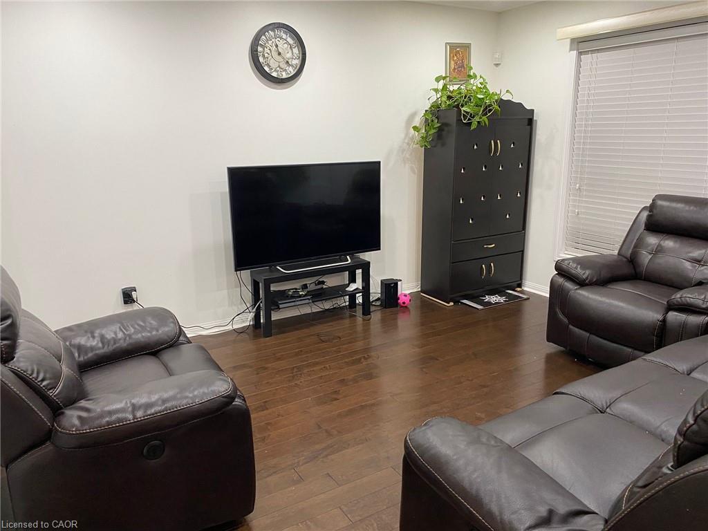 Upper-1025 Barclay Circle, Milton, ON - Indoor Photo Showing Living Room