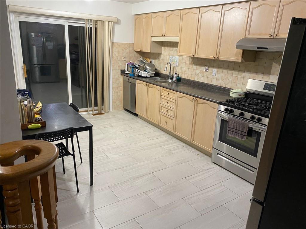 Upper-1025 Barclay Circle, Milton, ON - Indoor Photo Showing Kitchen
