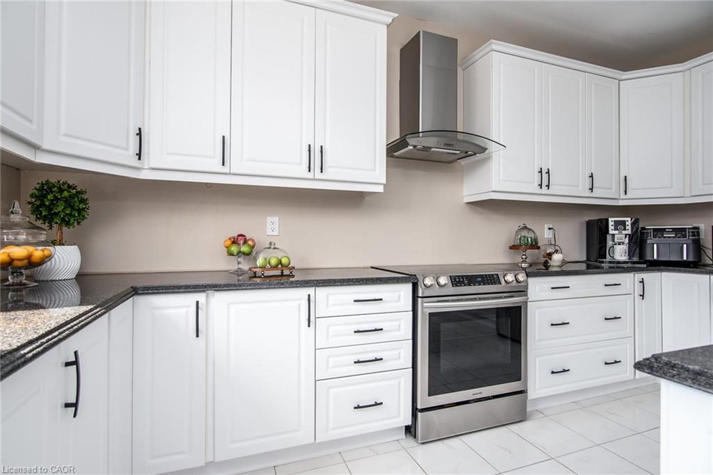 232 Shady Glen Crescent, Kitchener, ON - Indoor Photo Showing Kitchen