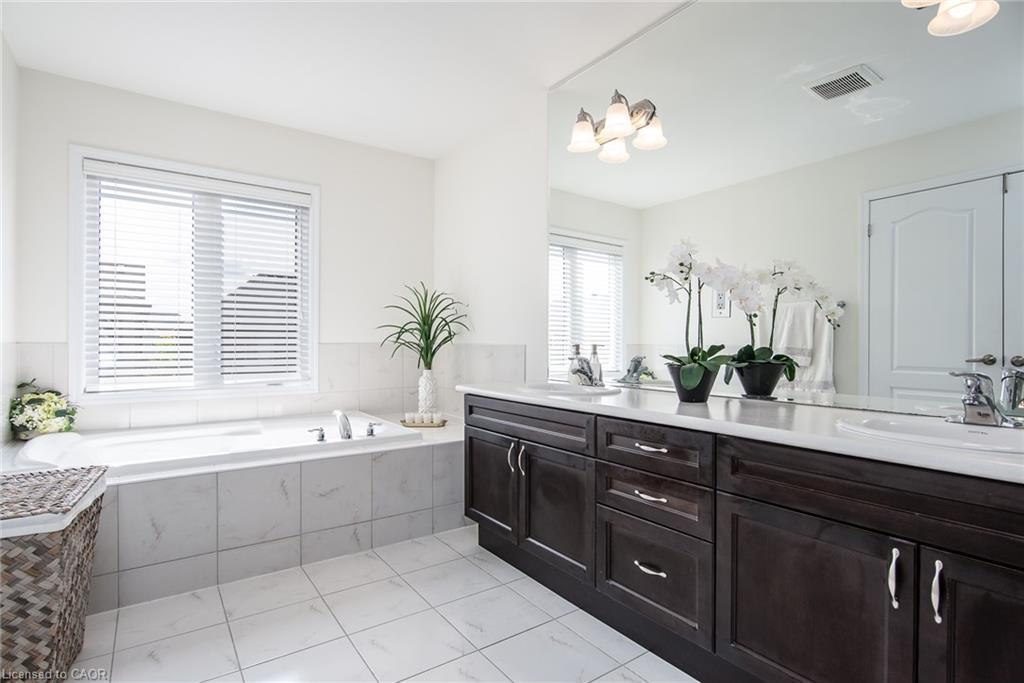 232 Shady Glen Crescent, Kitchener, ON - Indoor Photo Showing Bathroom