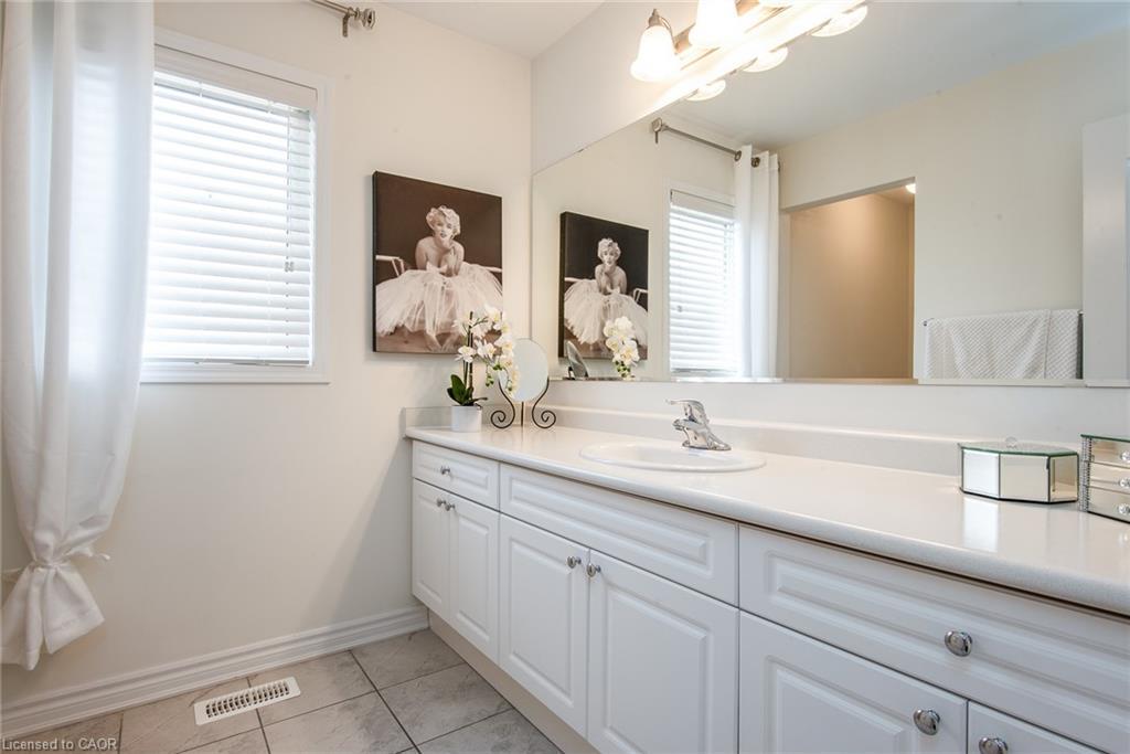 232 Shady Glen Crescent, Kitchener, ON - Indoor Photo Showing Bathroom
