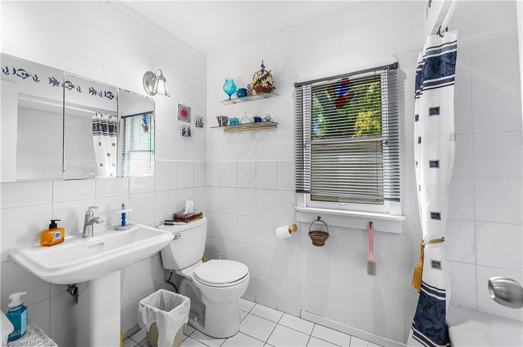 16 Wyckliffe Avenue, Niagara-On-The-Lake, ON - Indoor Photo Showing Bathroom