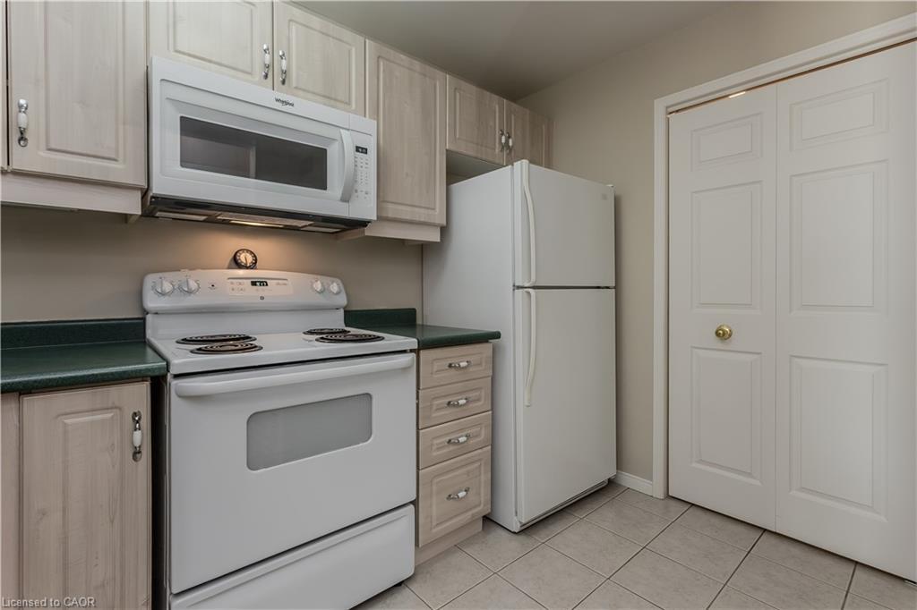 401-2075 Amherst Heights Drive, Burlington, ON - Indoor Photo Showing Kitchen
