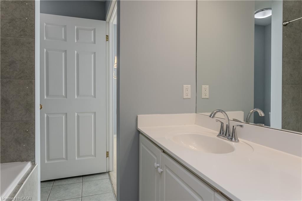 401-2075 Amherst Heights Drive, Burlington, ON - Indoor Photo Showing Bathroom