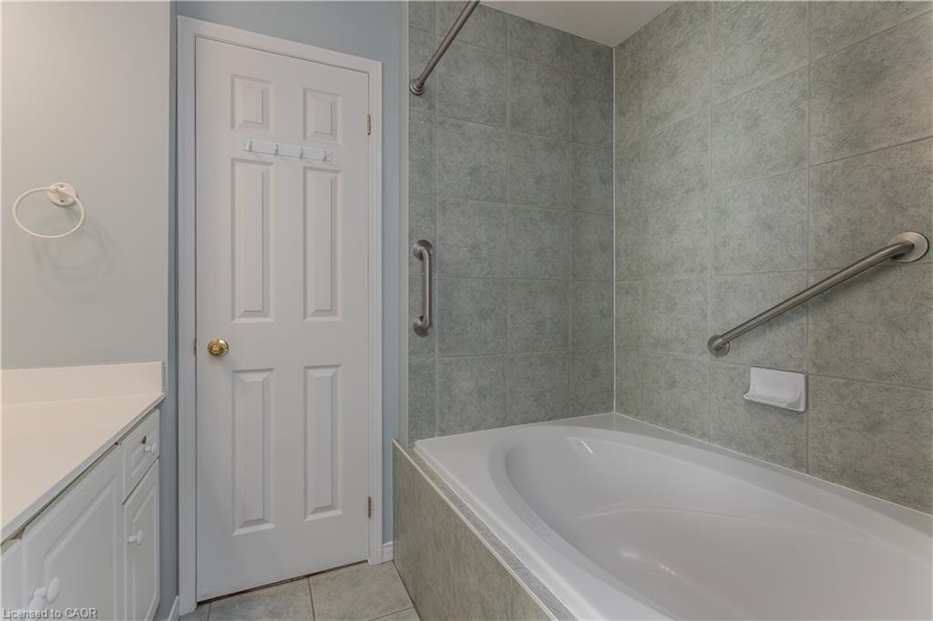 401-2075 Amherst Heights Drive, Burlington, ON - Indoor Photo Showing Bathroom