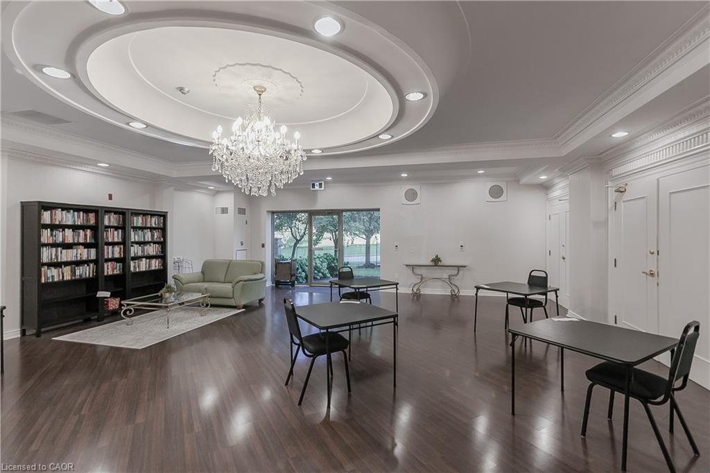 401-2075 Amherst Heights Drive, Burlington, ON - Indoor Photo Showing Dining Room