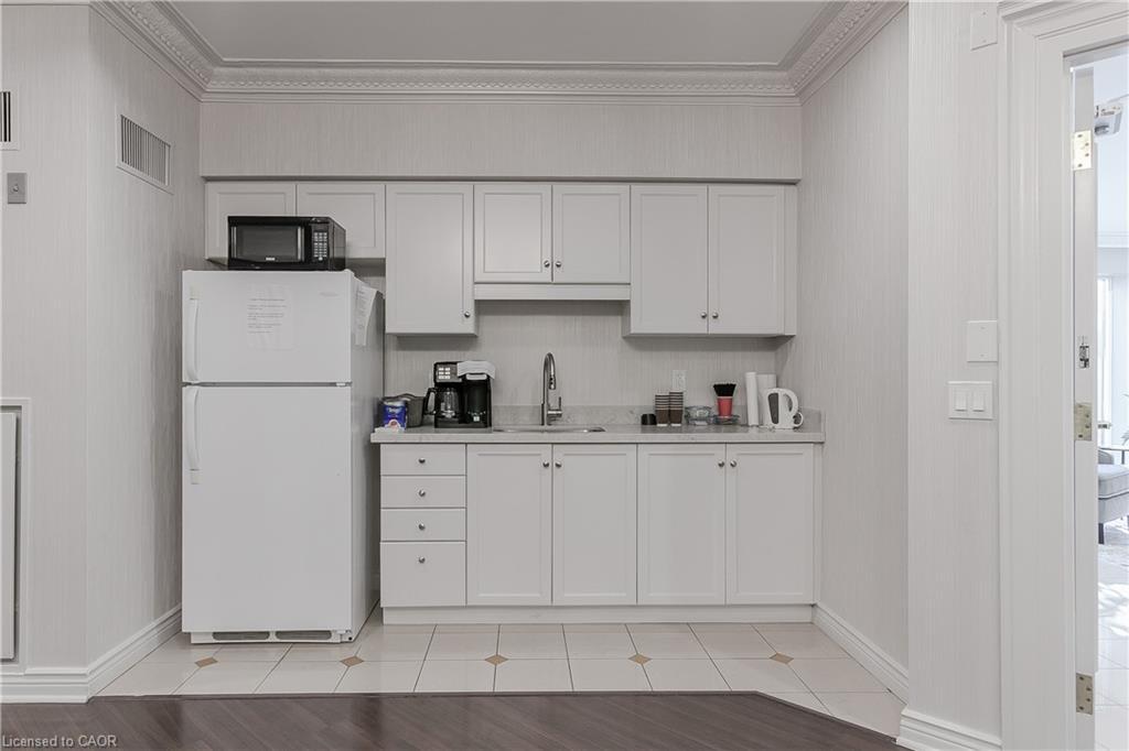 401-2075 Amherst Heights Drive, Burlington, ON - Indoor Photo Showing Kitchen
