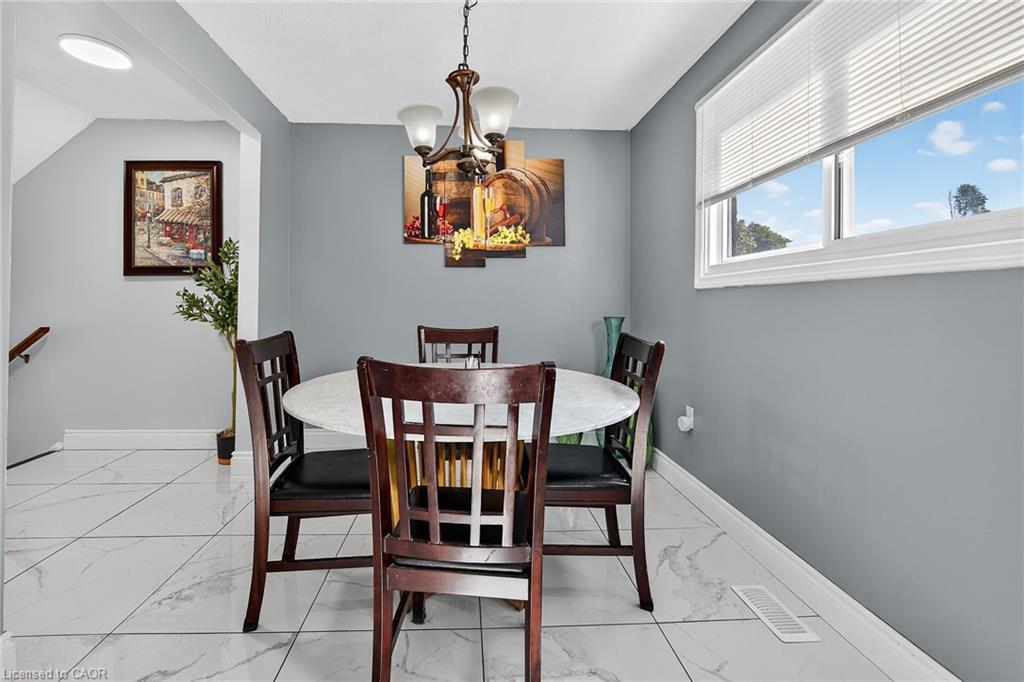 F8-500 Stone Church Road W, Hamilton, ON - Indoor Photo Showing Dining Room