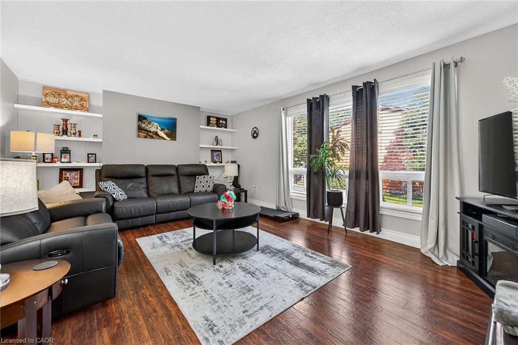 F8-500 Stone Church Road W, Hamilton, ON - Indoor Photo Showing Living Room
