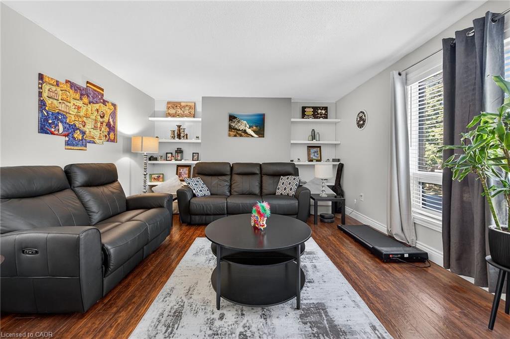 F8-500 Stone Church Road W, Hamilton, ON - Indoor Photo Showing Living Room