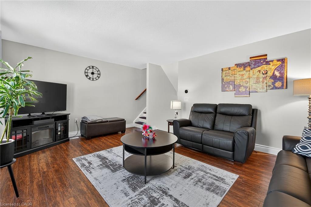 F8-500 Stone Church Road W, Hamilton, ON - Indoor Photo Showing Living Room