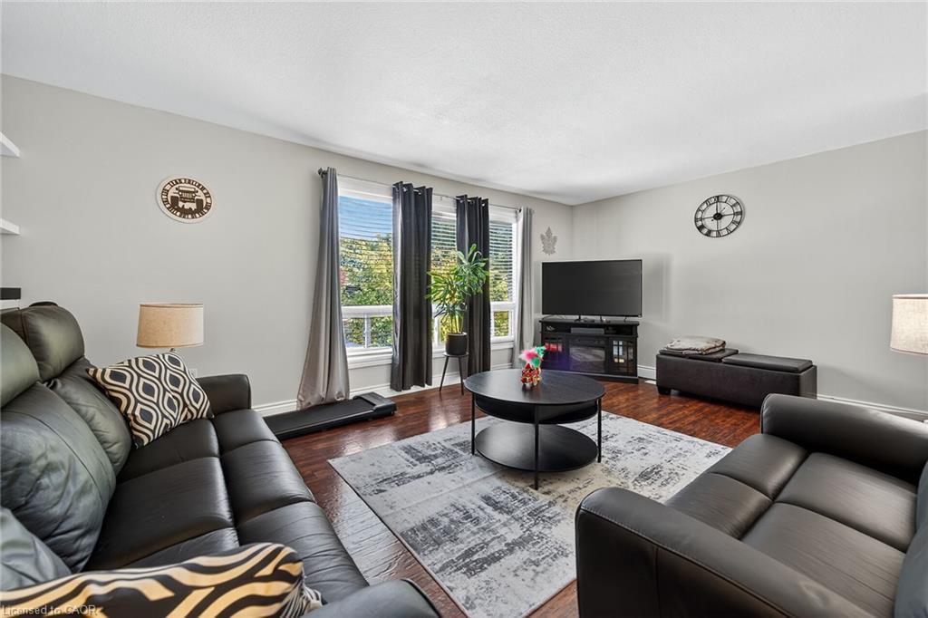 F8-500 Stone Church Road W, Hamilton, ON - Indoor Photo Showing Living Room