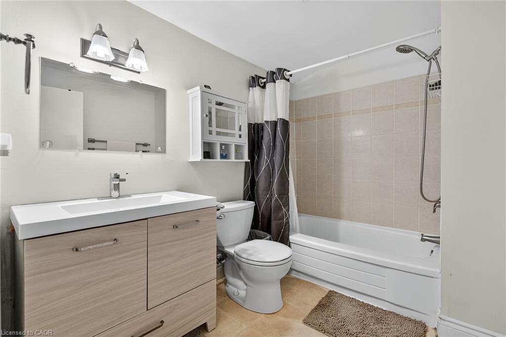 F8-500 Stone Church Road W, Hamilton, ON - Indoor Photo Showing Bathroom