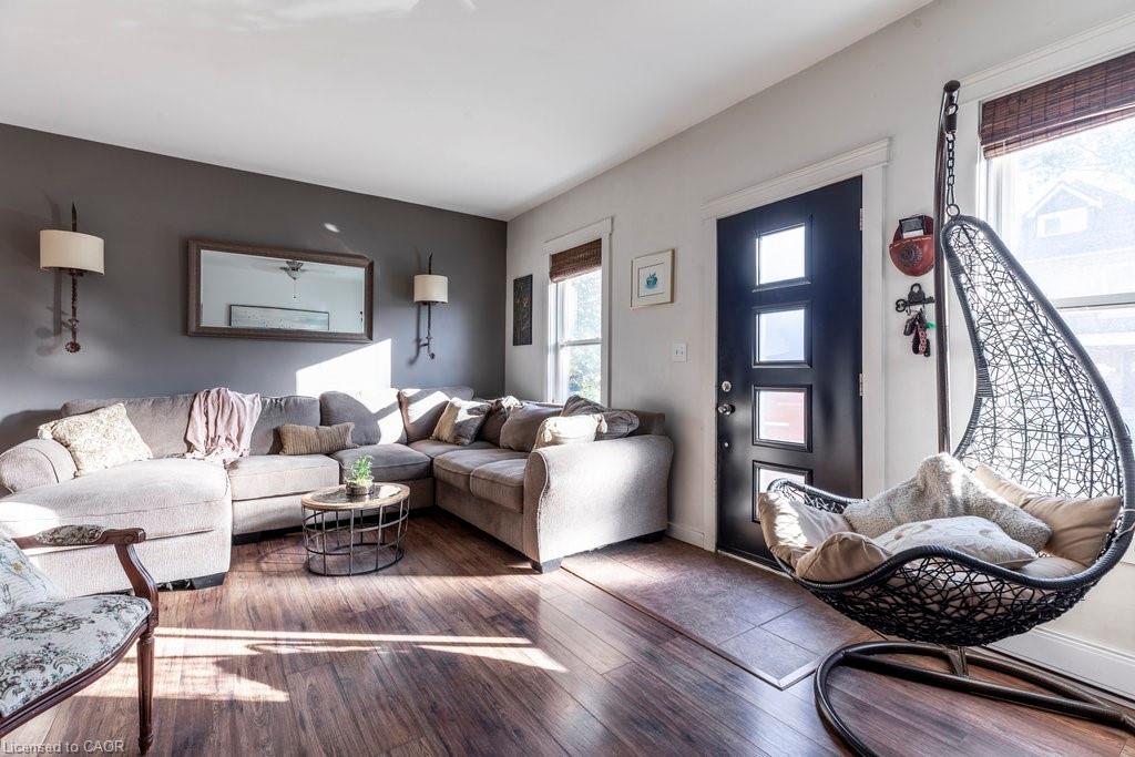 30 Sunset Avenue, Hamilton, ON - Indoor Photo Showing Living Room