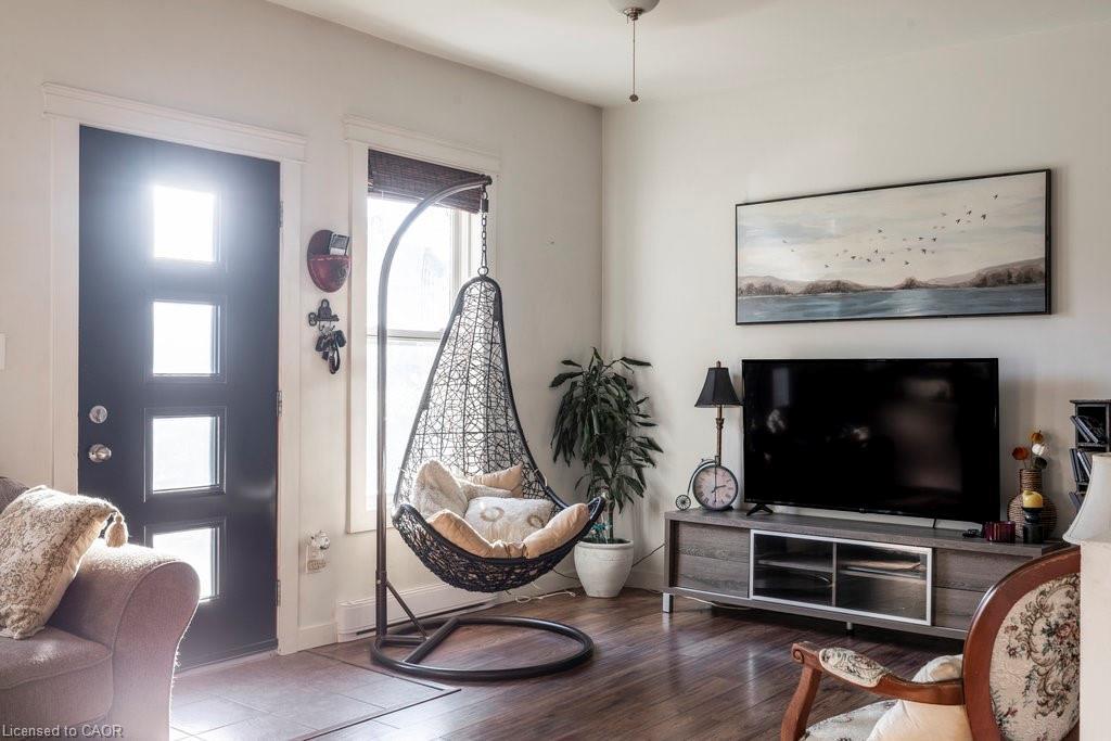 30 Sunset Avenue, Hamilton, ON - Indoor Photo Showing Living Room