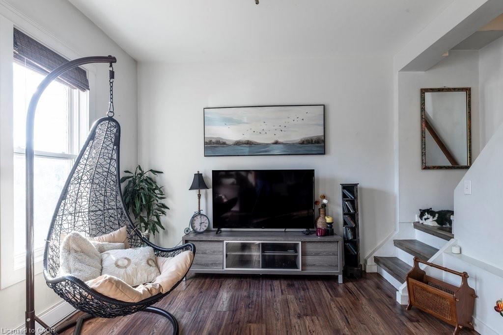 30 Sunset Avenue, Hamilton, ON - Indoor Photo Showing Living Room